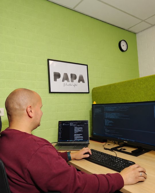 De werkplek van RolIT B.V. met laptop en groot scherm